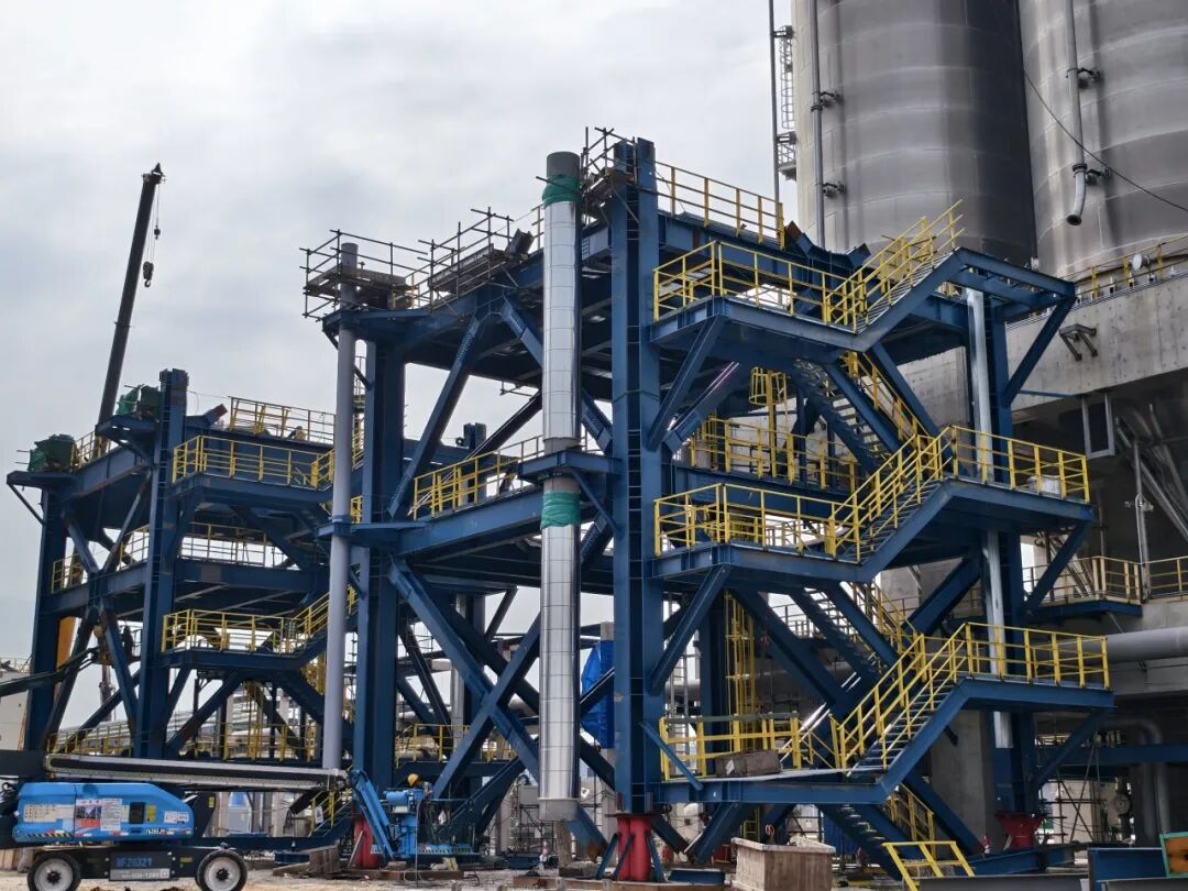 华陆公司总承包福建中沙古雷乙烯项目聚丙烯装置挤压造粒框架封顶，标志工程建设取得关键进展